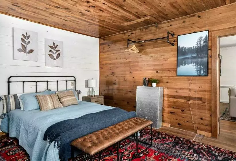 River Access W Hot Tub, Grill, Wifi, & Fire Pit!