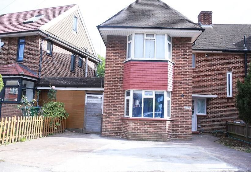 Stunning 2 Bed Apartment In Harrow