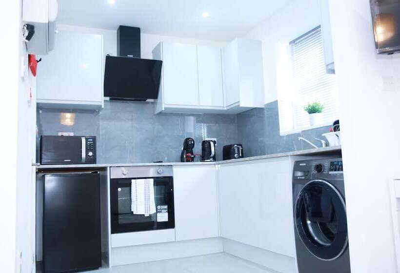 Stunning 2 Bed Apartment In Harrow