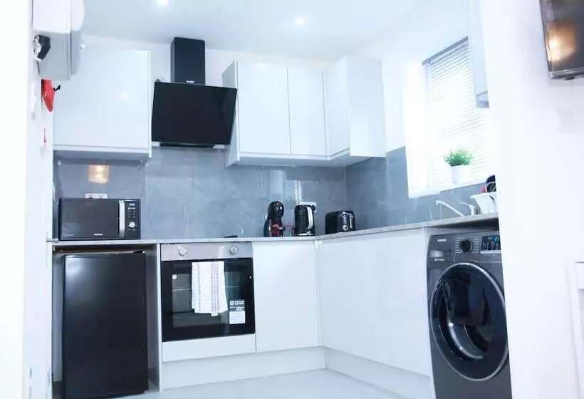 Stunning 2 Bed Apartment In Harrow