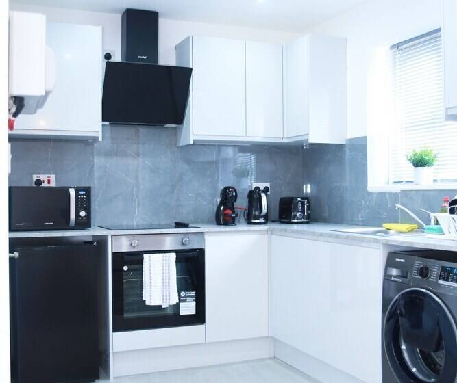 Stunning 2 Bed Apartment In Harrow