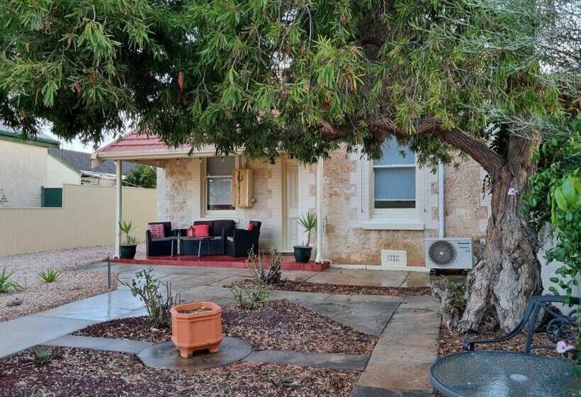 Charming 100 Yr Old Cottage In The Heart Of Moonta