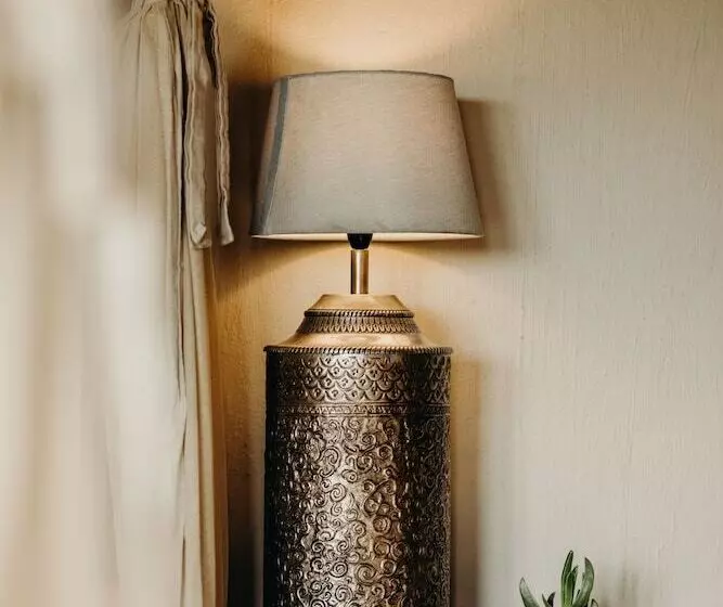 Hlosi Game Lodge   Amakhala Game Reserve