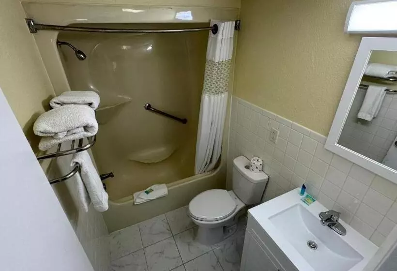 Отель Americas Best Value Inn New London Mystic