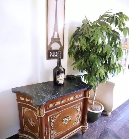 בית מלון כפרי Paris Suites