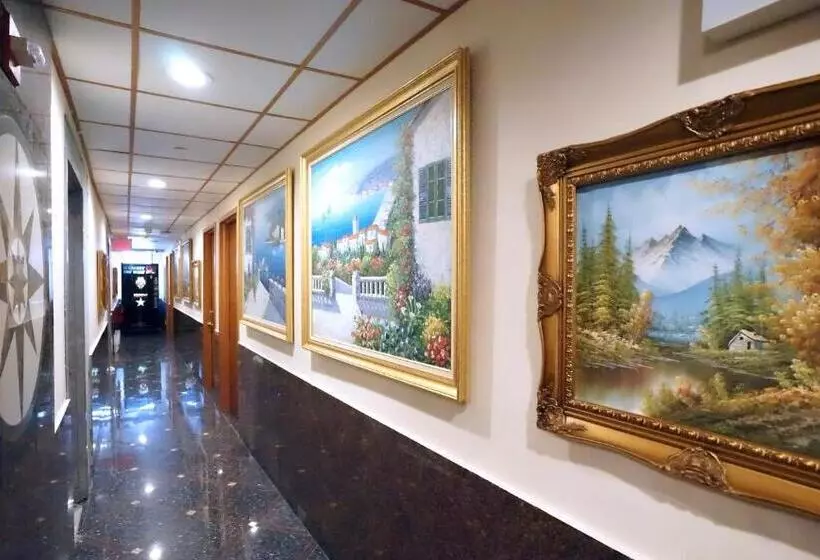 בית מלון כפרי Paris Suites