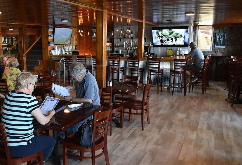 فندق Trappers Landing Lodge