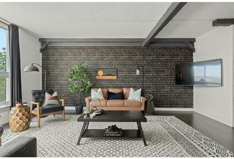 Bricks & Wood I Sleeps 8 I 10 Min To Royal Tyrell