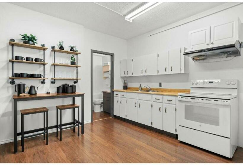 Bricks & Wood I Sleeps 8 I 10 Min To Royal Tyrell