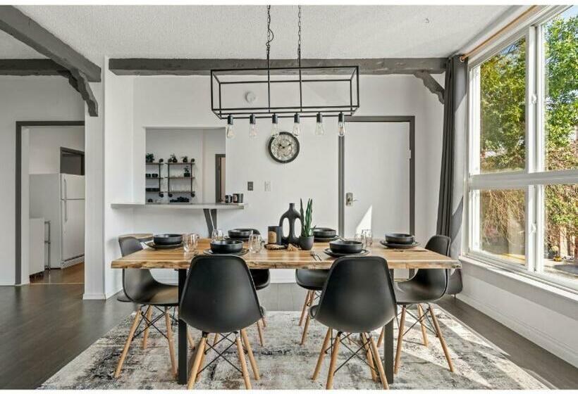 Bricks & Wood I Sleeps 8 I 10 Min To Royal Tyrell