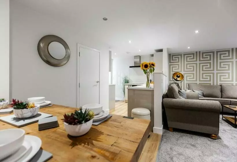 Victoria Place   3 Bed Apartment, Parking, Wi Fi