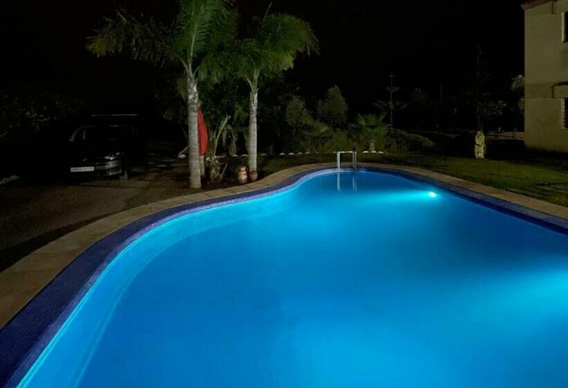 Villa Avec Piscine, Terrain De Foot Et Aire De Jeux Pour Enfants