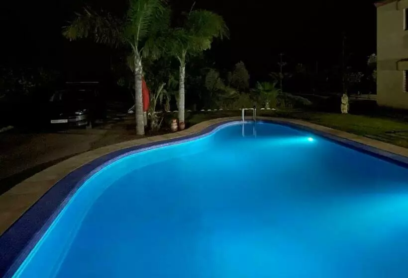 Villa Avec Piscine, Terrain De Foot Et Aire De Jeux Pour Enfants