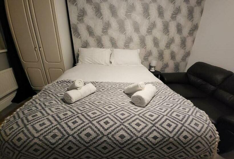 1st Floor Cosy 2 Bed Flat Central