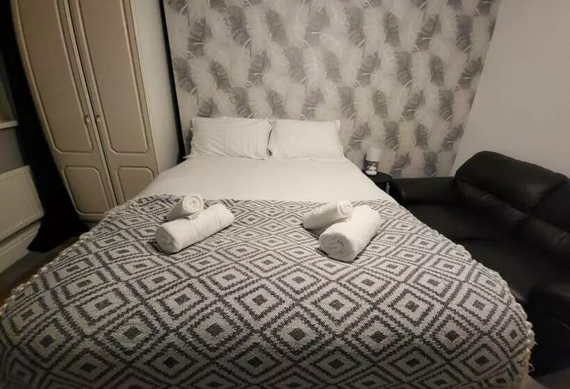 1st Floor Cosy 2 Bed Flat Central