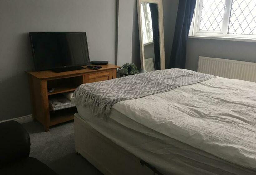 1st Floor Cosy 2 Bed Flat Central