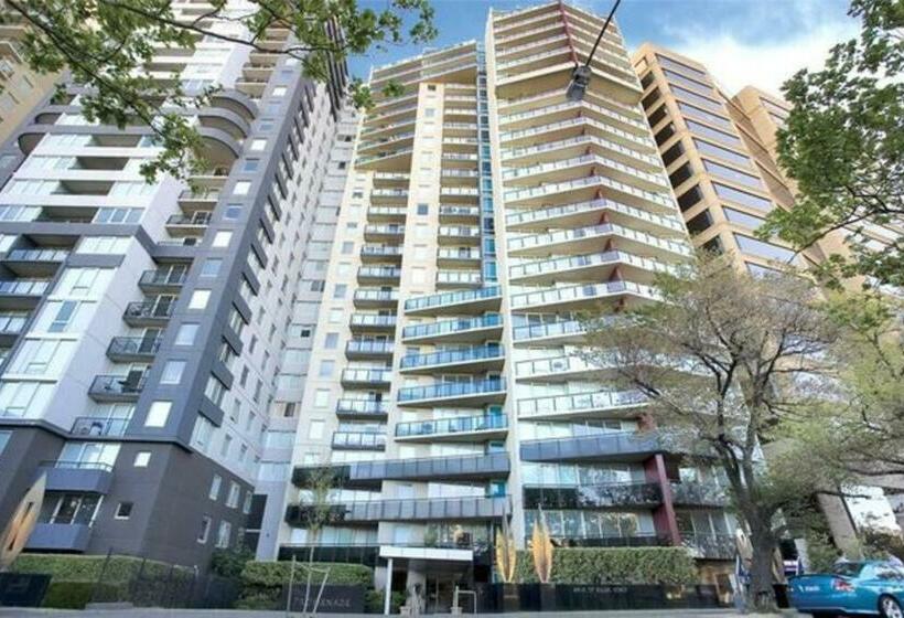 City Skyline Views With Swimming Pool!