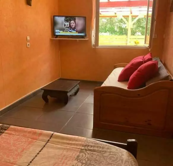 Appartement Indépendant, Terrasse Couverte, Rouge