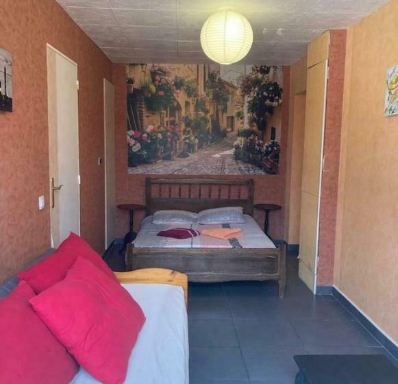 Appartement Indépendant, Terrasse Couverte, Rouge