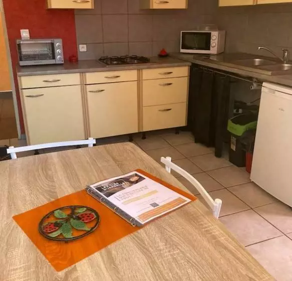 Appartement Indépendant, Terrasse Couverte, Rouge