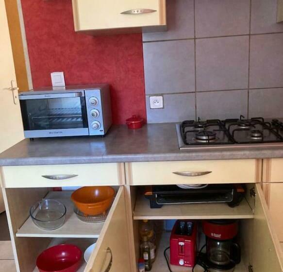 Appartement Indépendant, Terrasse Couverte, Rouge