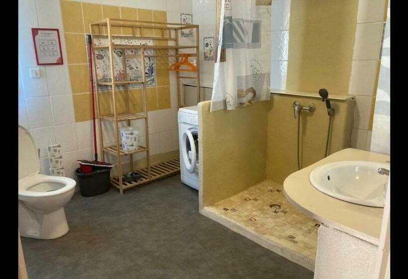 Appartement Indépendant, Terrasse Couverte, Rouge