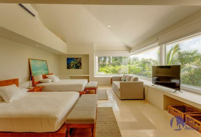 House With Private Pool, Jacuzzi And Pier