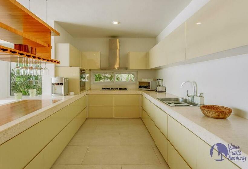 House With Private Pool, Jacuzzi And Pier