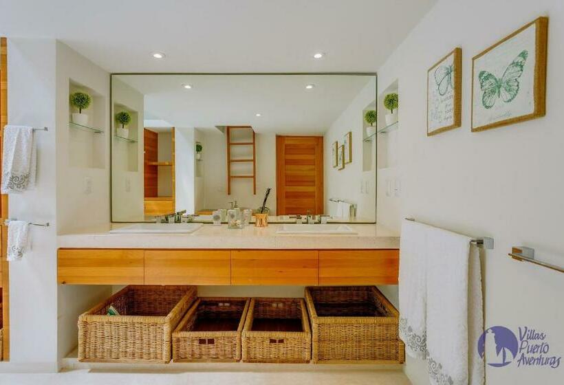 House With Private Pool, Jacuzzi And Pier