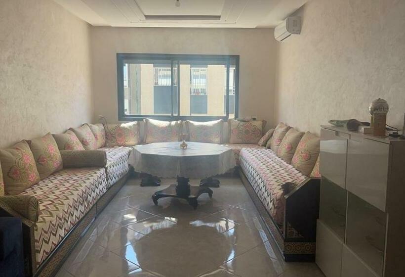 شقة جميلة مع مسبح في مجمع سكني