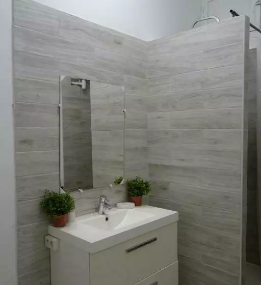 Joli T2 Refait à Neuf, Lumineux Et Accessible