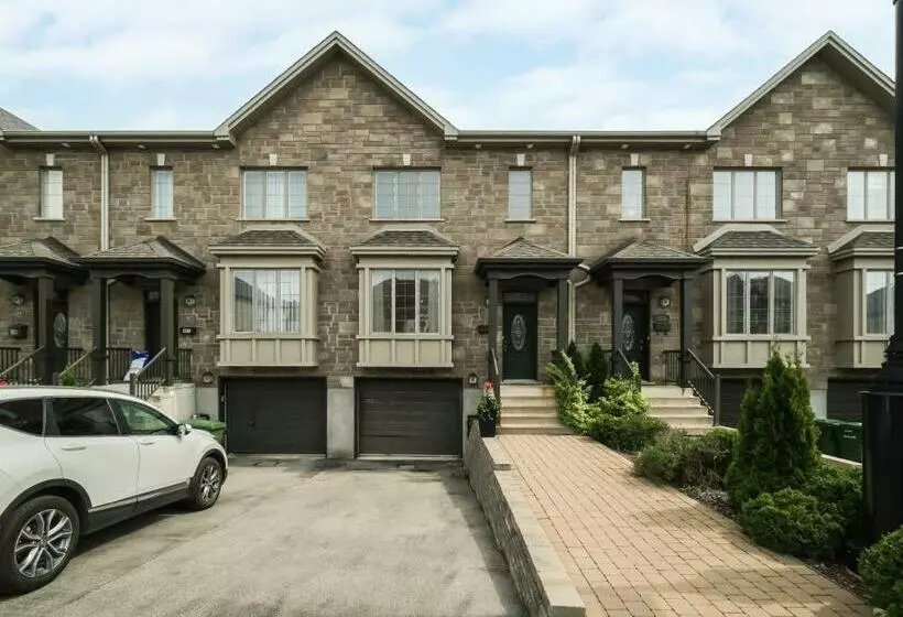 Comfort Townhouse Close To Airport