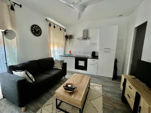 L Industriel   Parking   80m Des Arènes