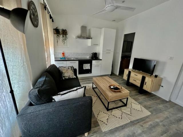 L Industriel   Parking   80m Des Arènes