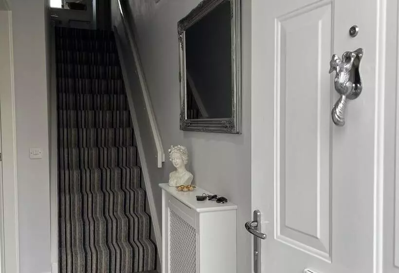 Stylish Scottish House With Garden And Parking