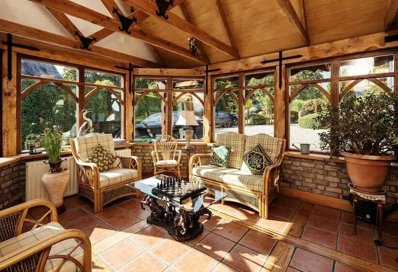 فندق Tudor Lodge