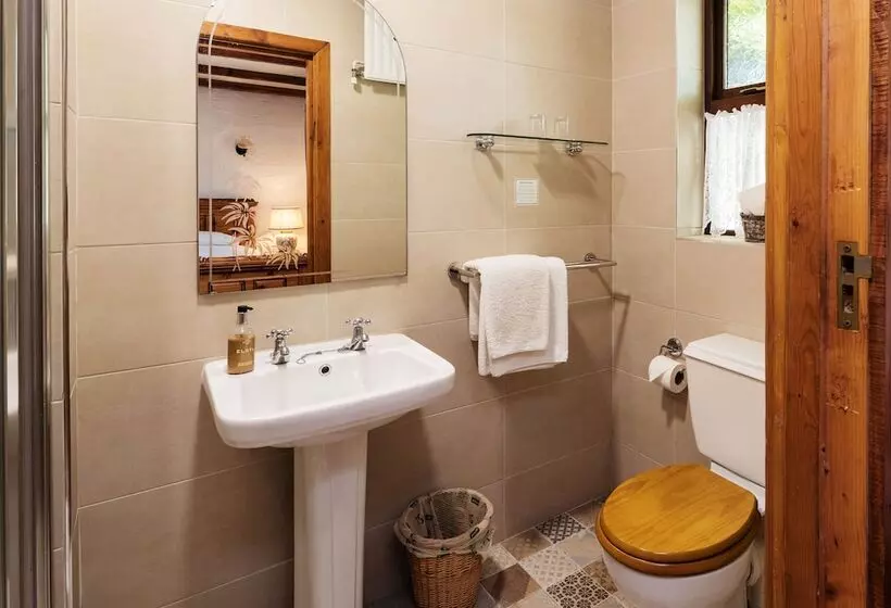 فندق Tudor Lodge