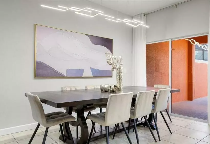 4 Bedrooms   3 Bathrooms   Paradise Palms 8974 Mp