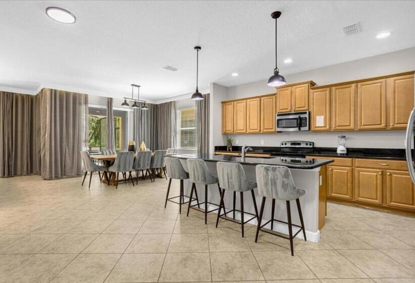 6 Bedrooms 5 Bathrooms Paradise Palms 8852 Cp