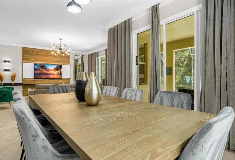 6 Bedrooms 5 Bathrooms Paradise Palms 8852 Cp