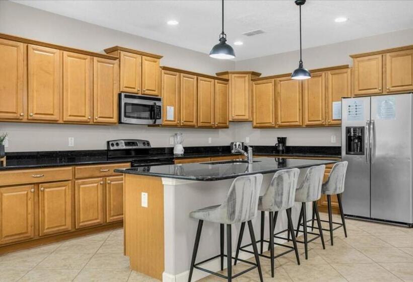 6 Bedrooms 5 Bathrooms Paradise Palms 8852 Cp