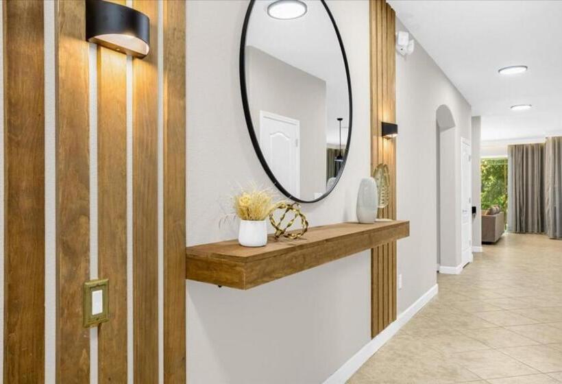 6 Bedrooms 5 Bathrooms Paradise Palms 8852 Cp