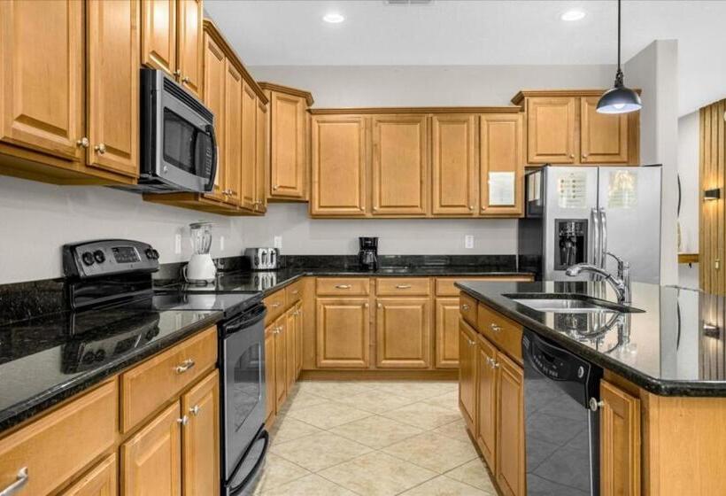 6 Bedrooms 5 Bathrooms Paradise Palms 8852 Cp