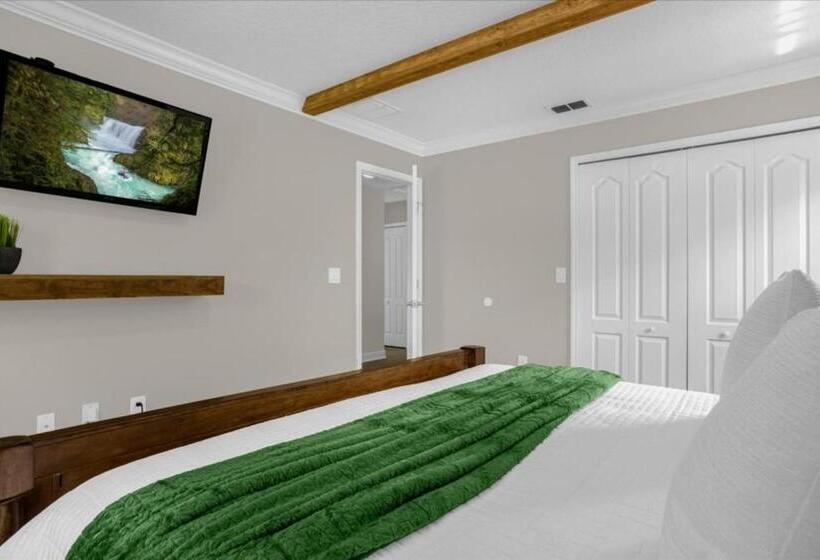 6 Bedrooms 5 Bathrooms Paradise Palms 8852 Cp