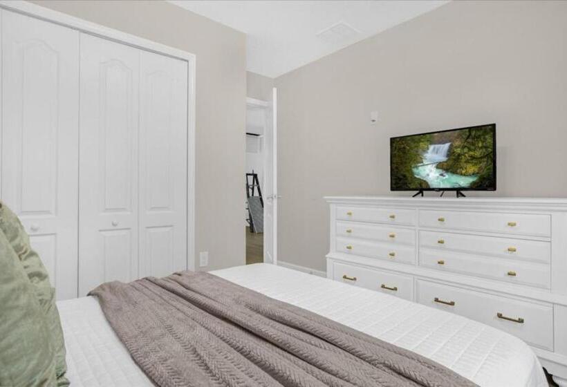 6 Bedrooms 5 Bathrooms Paradise Palms 8852 Cp