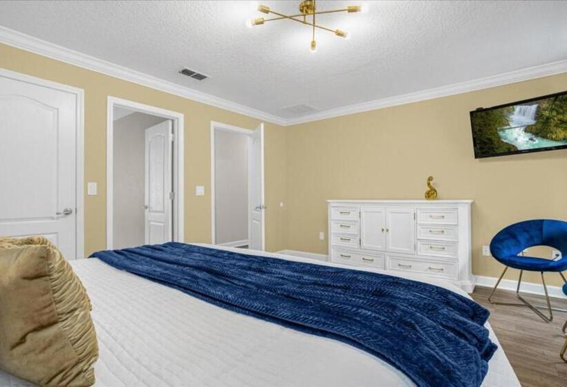 6 Bedrooms 5 Bathrooms Paradise Palms 8852 Cp