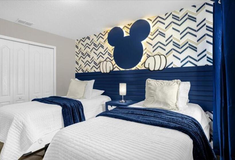 6 Bedrooms 5 Bathrooms Paradise Palms 8852 Cp