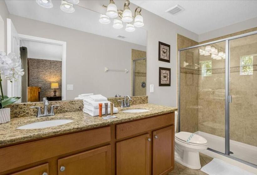 6 Bedrooms 5 Bathrooms Paradise Palms 8852 Cp