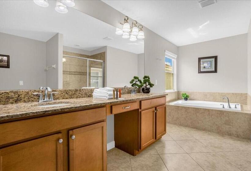 6 Bedrooms 5 Bathrooms Paradise Palms 8852 Cp