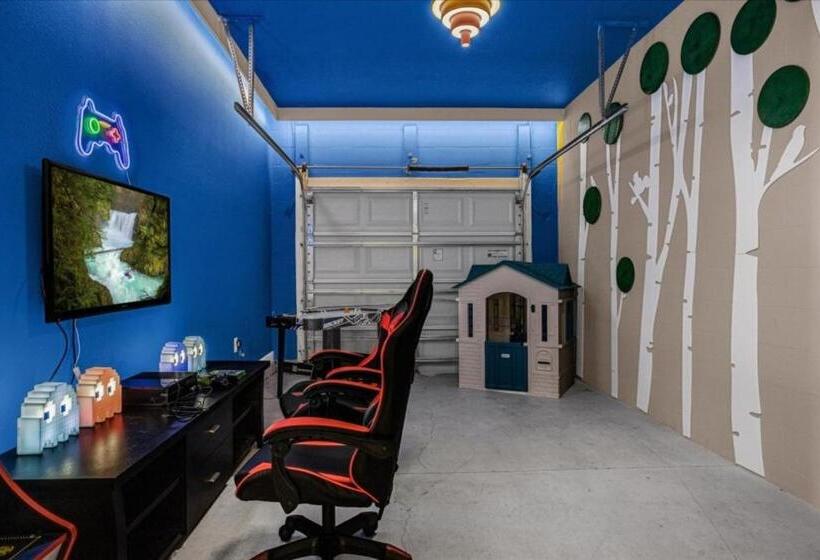 6 Bedrooms 5 Bathrooms Paradise Palms 8852 Cp